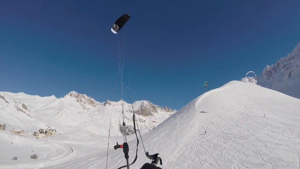 “Fly over the powder”, des snowkiters volants