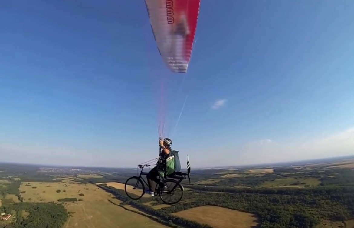 Le Flybike de Tamas Tardy, vélo en parapente, rêve ou réalité?