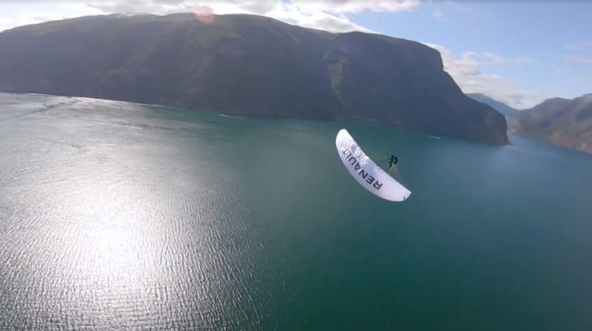 François Ragolski avec un drône piloté en FPV autour de lui, frissons garantis