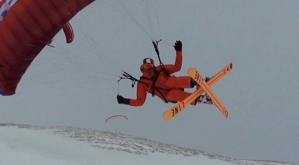 Freestyle, waggas, et soaring en speedriding au Col de Balme