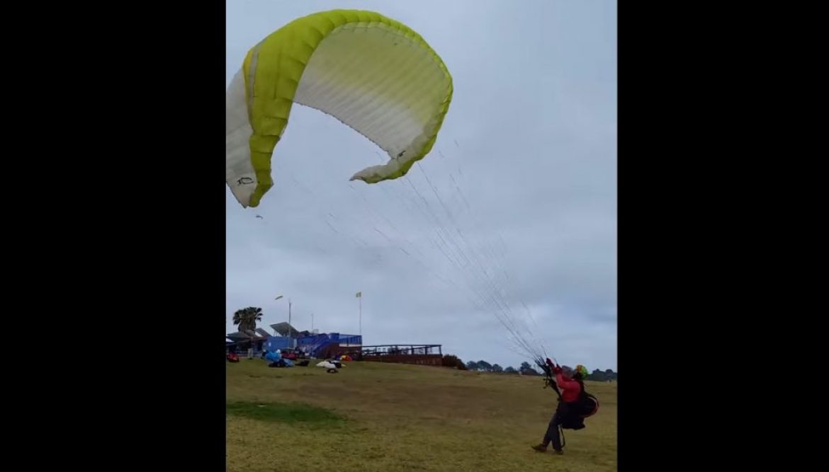 Gonfler dans le vent fort : technique du gonflage parapente avec oreilles