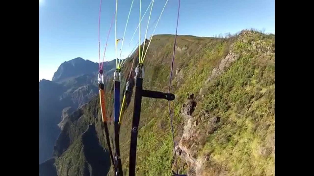 Haut vol parapente dans le Cirque de Mafate (La Réunion)