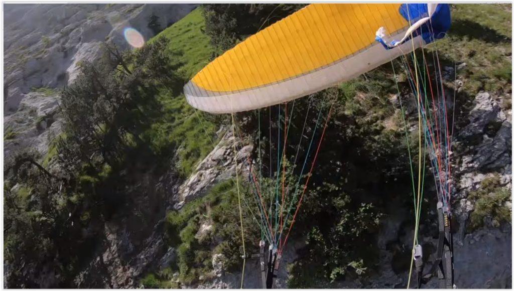 Volant près du relief, il percute la falaise après une fermeture