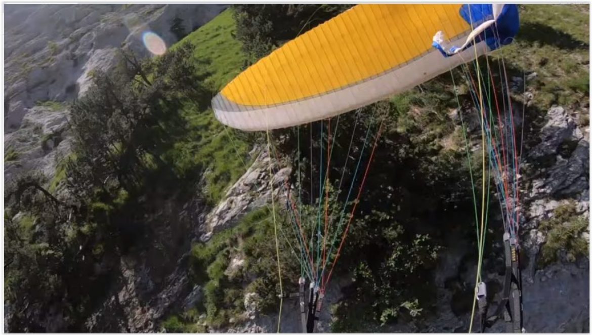 Volant près du relief, il percute la falaise après une fermeture