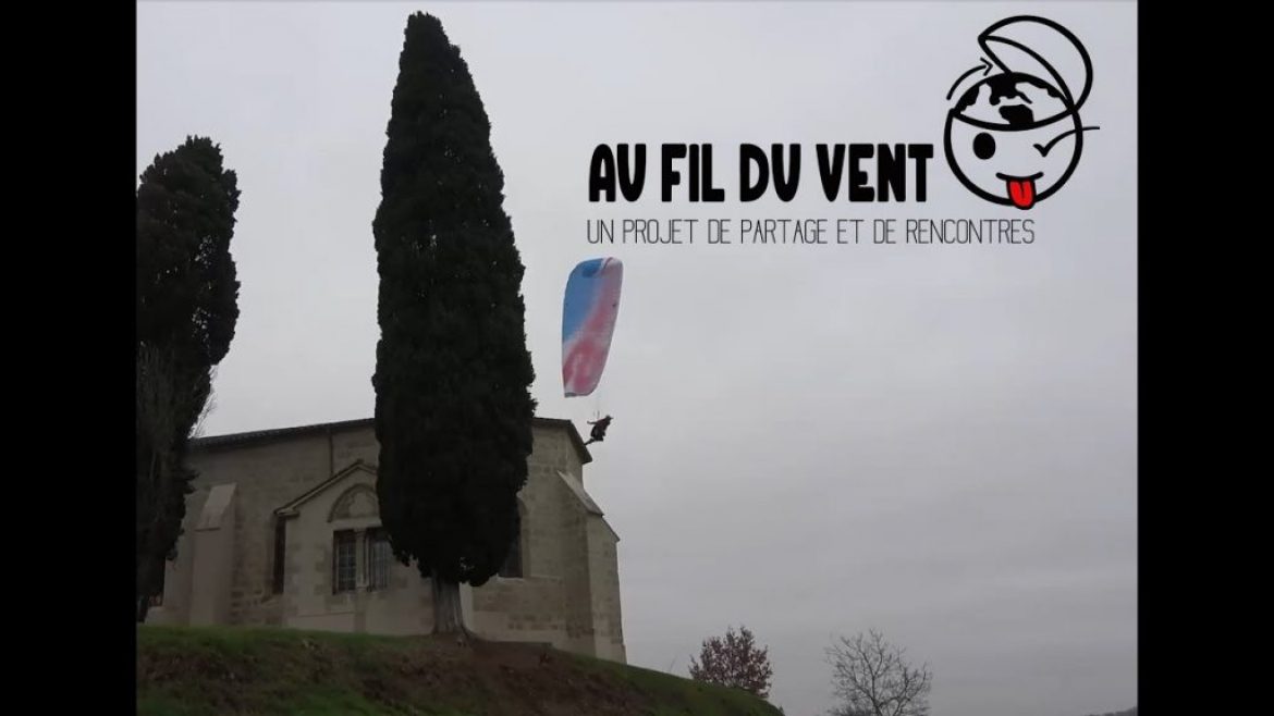 Jason décolle en parapente du toit de l’église de son village !