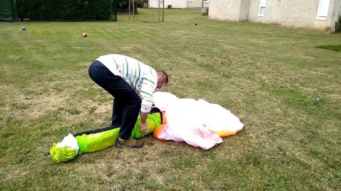 Julien, N°1 du concours pliage parapente le plus rapide (1 mn)