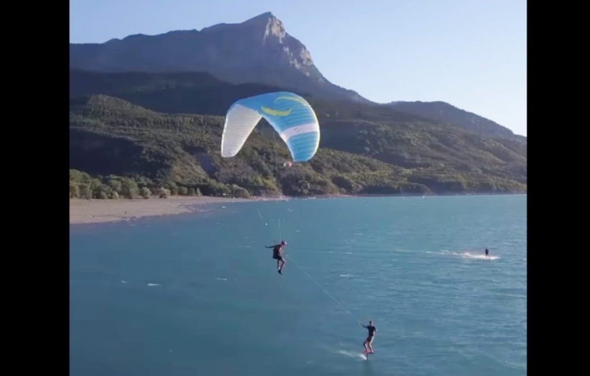 Rody kite avec une voile très spéciale : un parapente piloté par Lolo !