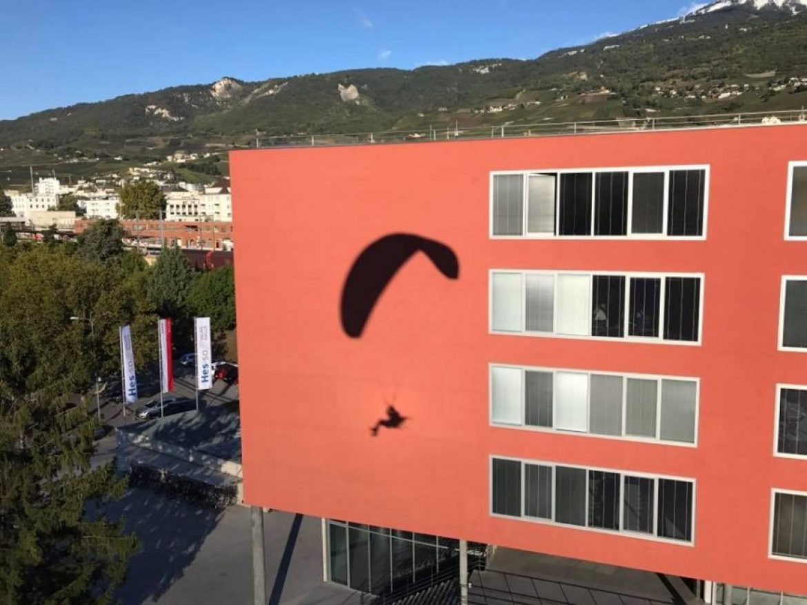 Laurent se rend à son travail tous les jours en parapente (presque)