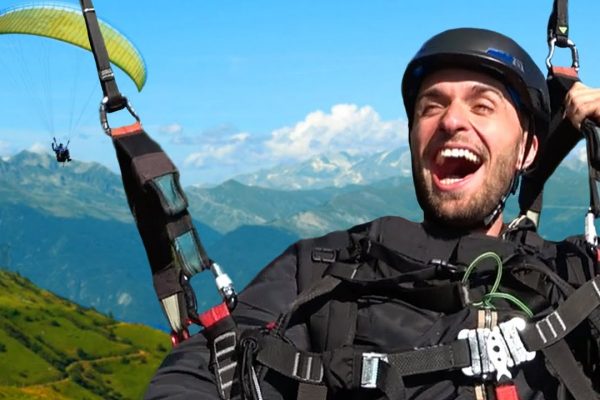 Le célèbre youtubeur Squeezie découvre le parapente