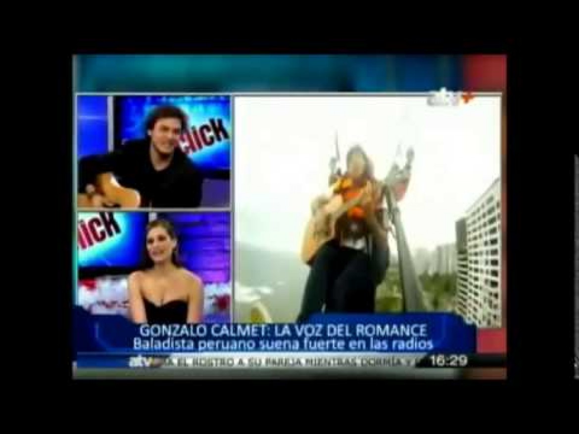 Le chanteur péruvien Gonzalo Calmet chante en parapente
