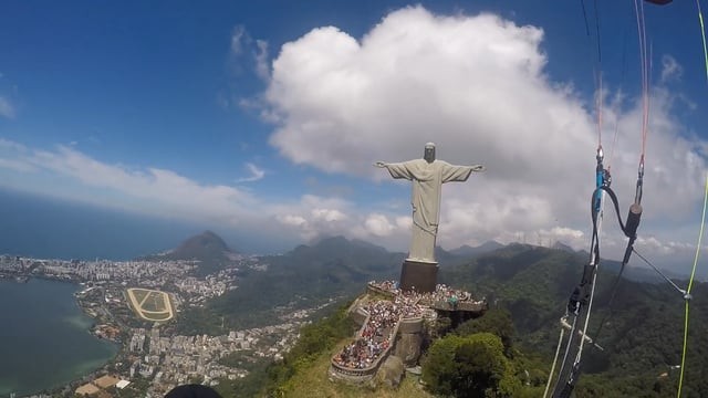 Le Christ Rédempteur survolé par Yassen Savov (Rio de Janeiro)