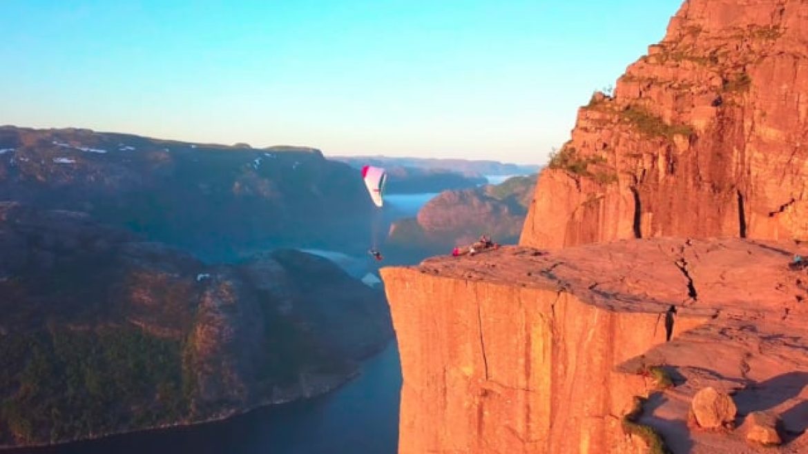 Le déco osé de Robin Larsen depuis la falaise de Preikestolen (Norvège)