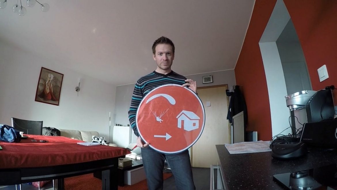 Le panneau « Auto Stop » pliable conçu pour les parapentistes