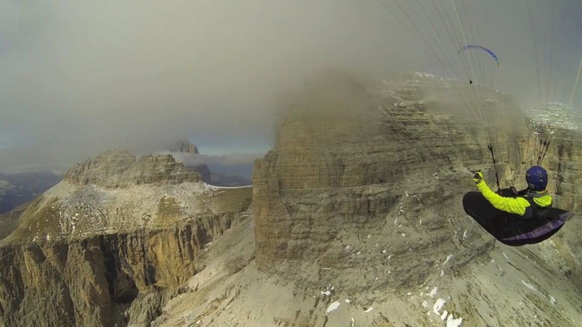 Le père et le fils en vol autour du sommet Marmolata (Dolomites)