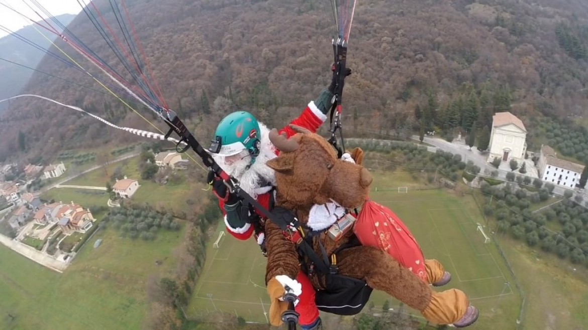 Le Père Noël est descendu du ciel à Montegrappa (Italie)