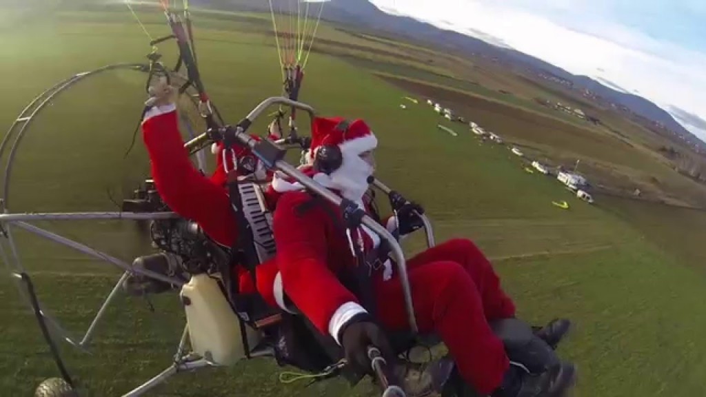 Le Père Noël opte pour un nouvel attelage paramoteur en 2015
