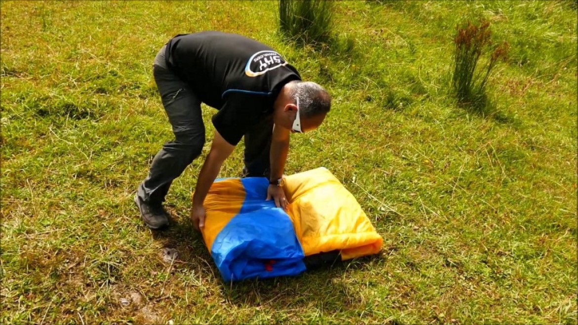 Le pliage du parapente en accordéon le fait vieillir prématurément