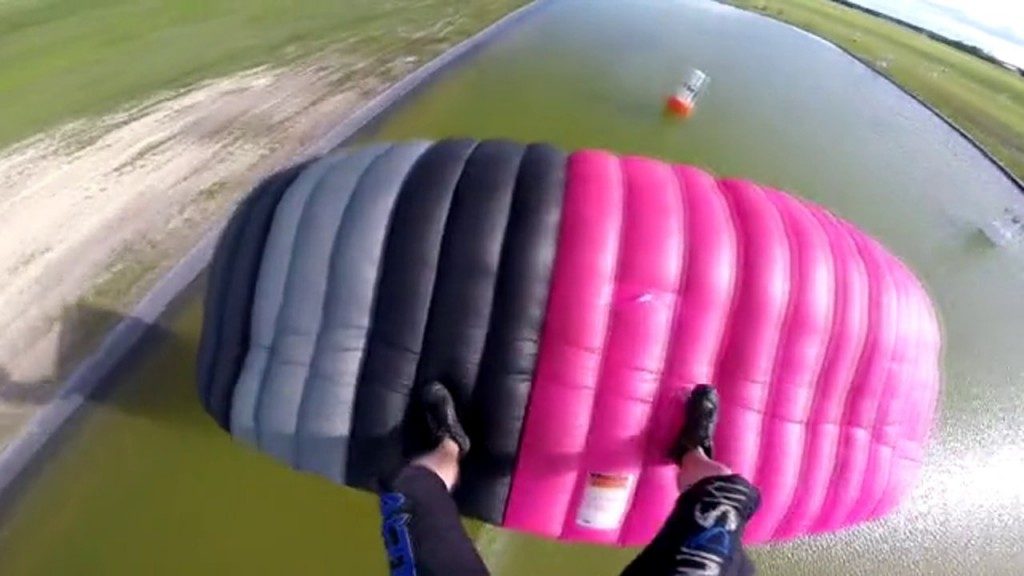 Le swoop, le pilotage sous voile à ras du sol des skydivers