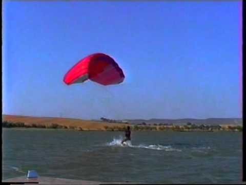 Les débuts du kite surf avec un parapente et des skis (1990)
