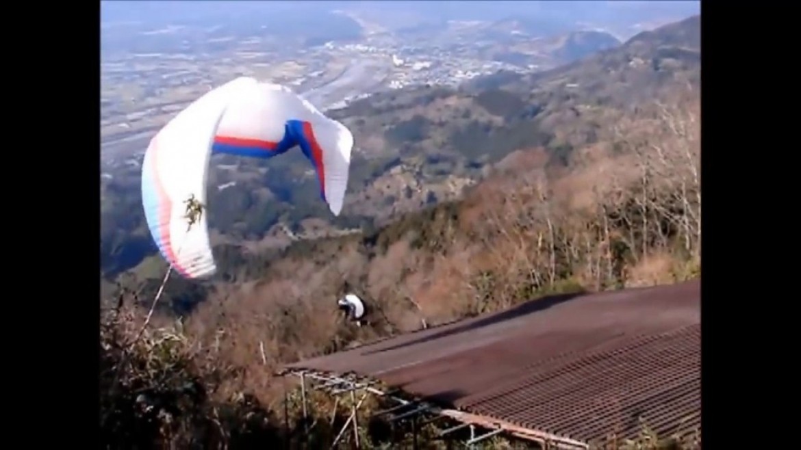 Les parapentistes kamikazes sur le site de Yamasaki au Japon