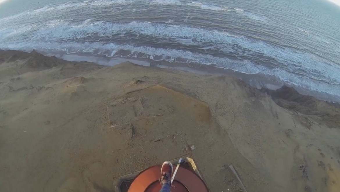 Le pied posé sur l&rsquo;aiguille du phare de Løkken au Danemark