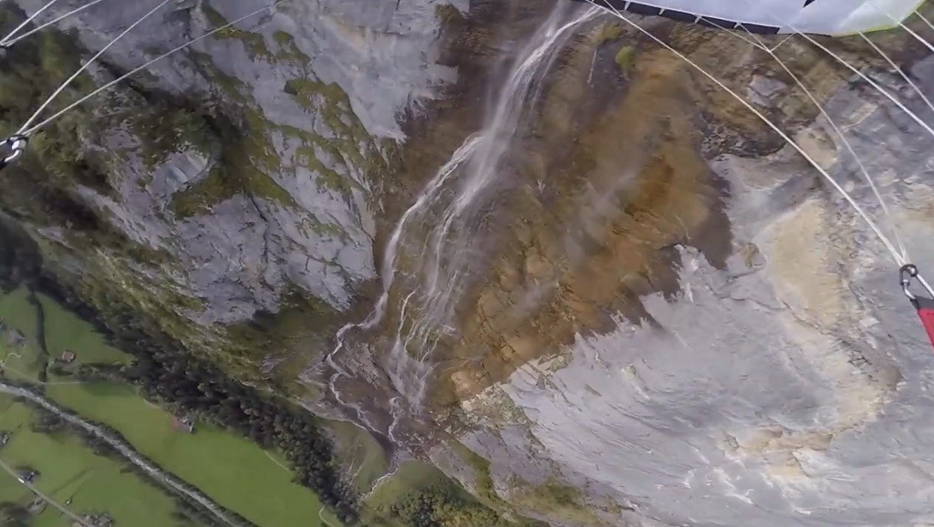 Marius Beck Dahle ride à la verticale une cascade en speedflying