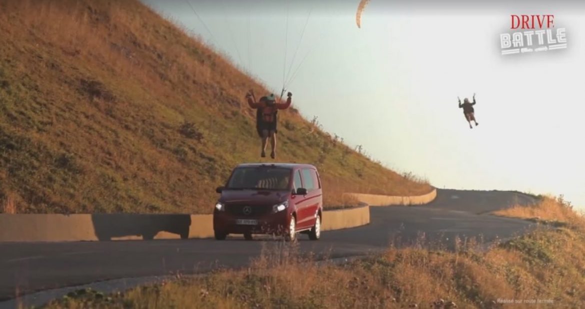 Battle de parapentistes avec le Vito de Mercedes Benz