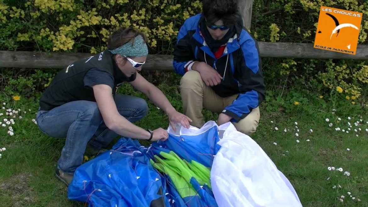 Méthode classique de pliage du parapente avec l’école Les Choucas