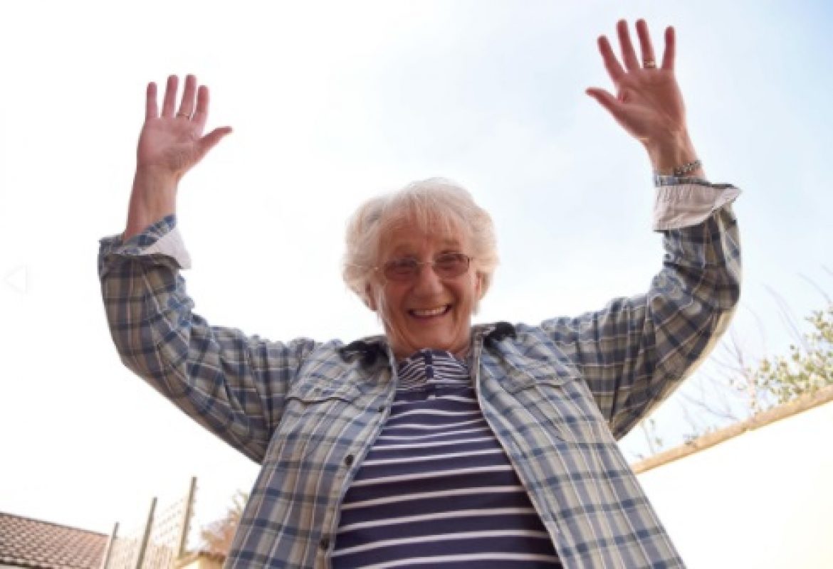 Une dame de 75 ans va sauter d’un avion pour une bonne cause