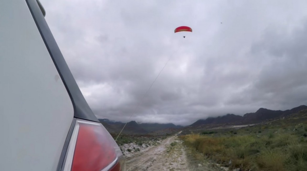 Pub auto : une Nissan X-Trail tractant un parapente