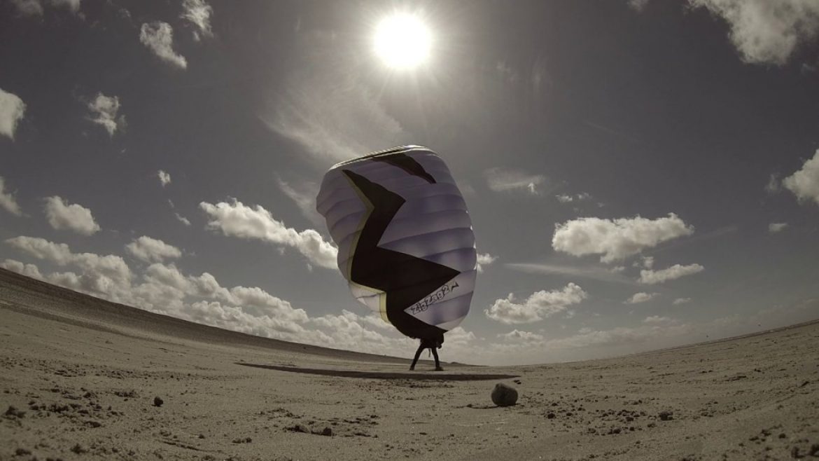 Parakite sur une plage de la mer du Nord avec le jeune Victor