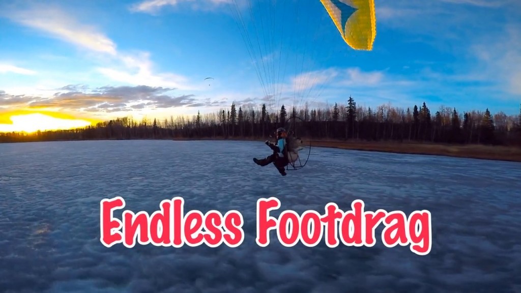 Paramoteur au dessus de lacs gelés en Alaska