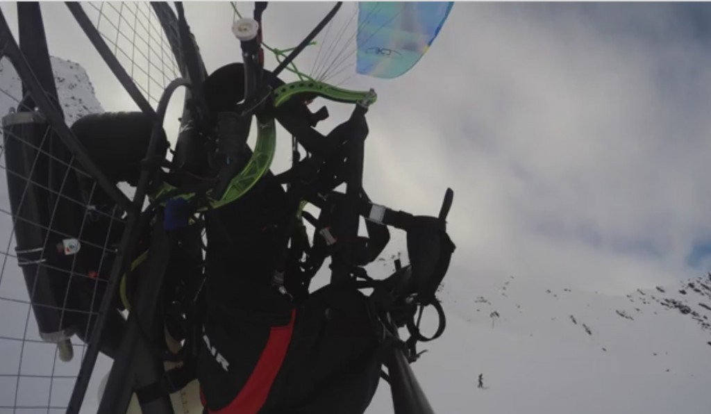 Paramoteur radiocommandé pour monter faire du ski