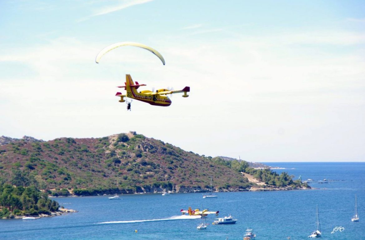 Atterrir au plus vite dès qu’un Canadair fait son tour de reconnaissance