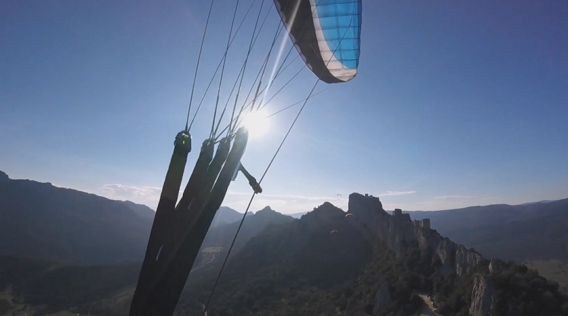 Vol parapente autour du château de Peyrepertuse (Aude)