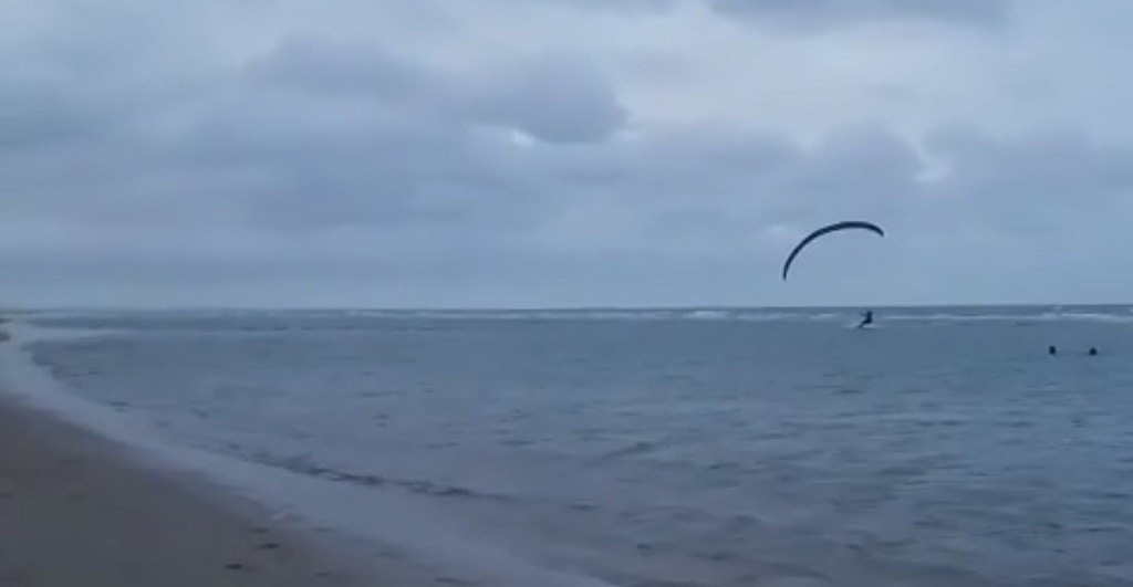 Zazinha fait du kite surf avec son parapente à Canoa Quebrada