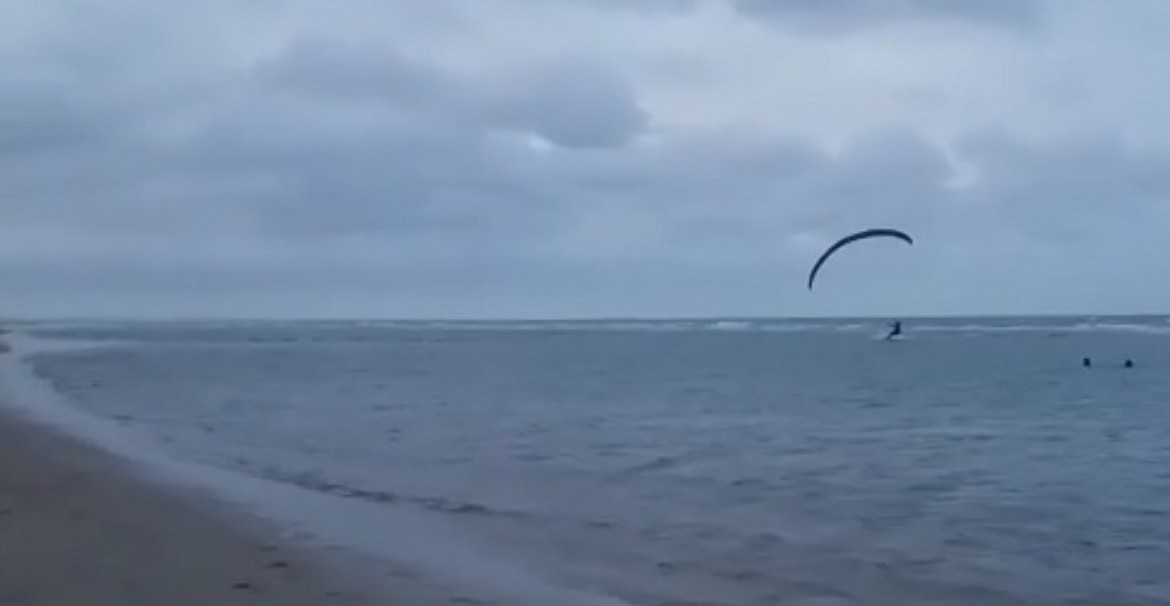 Zazinha fait du kite surf avec son parapente à Canoa Quebrada