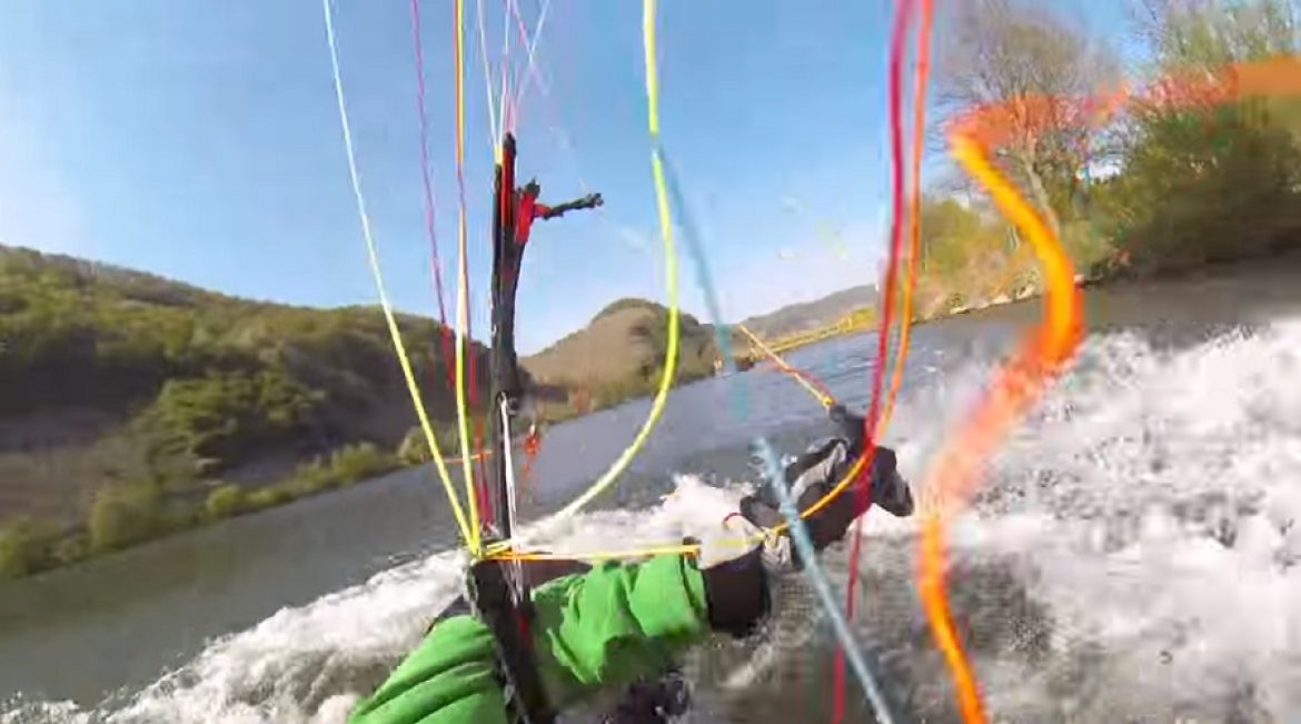 Benjamin termine son vol parapente en rivière