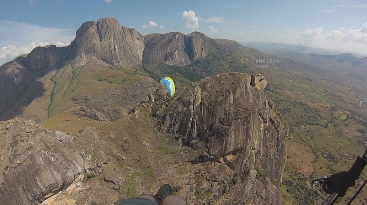 Vol parapente dans la vallée de Tsaranoro (Madagascar)