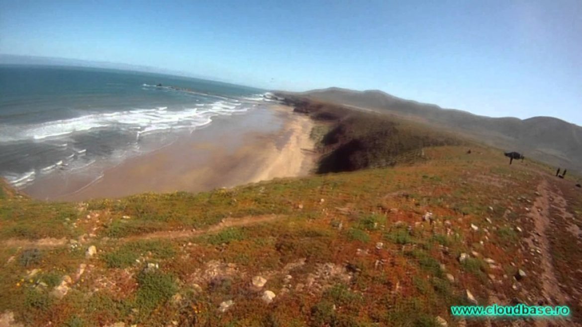 Parapente vs hélicoptère à Legzira (Maroc)