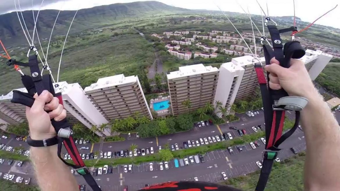 Passer entre 2 immeubles en speed-flying (Hawaï)