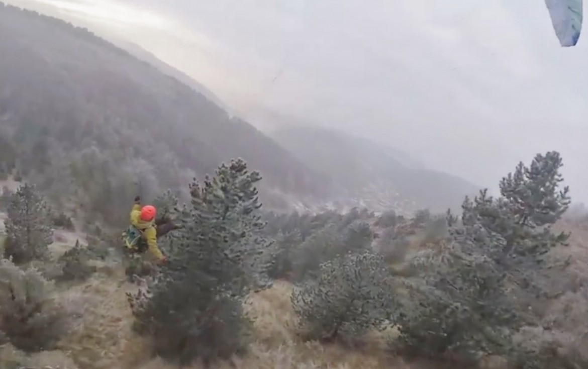 Il percute un arbre en parapente juste après le décollage