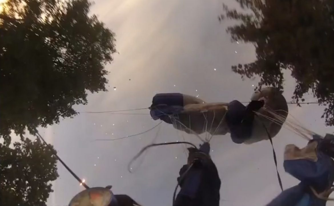 Atterrir entre des arbres, de plus au coucher du soleil : pas bon