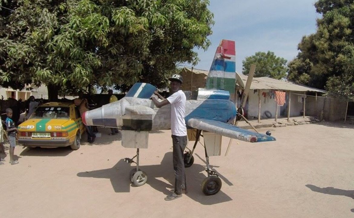 La motorisation de l’avion du gambien Algie Sanyang