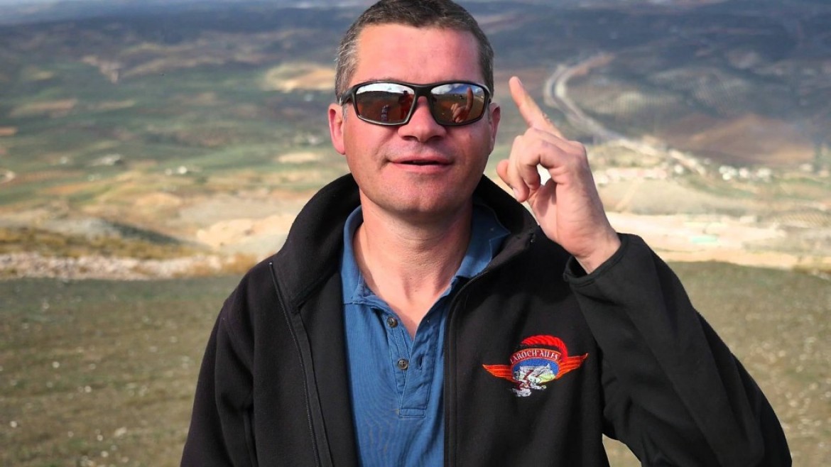 Pourquoi ce parapentiste belge veut-il à tout prix faire un plouf?