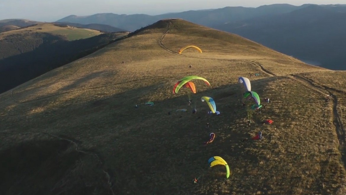 « Près des cimes », documentaire sur le parapente tourné dans les Vosges