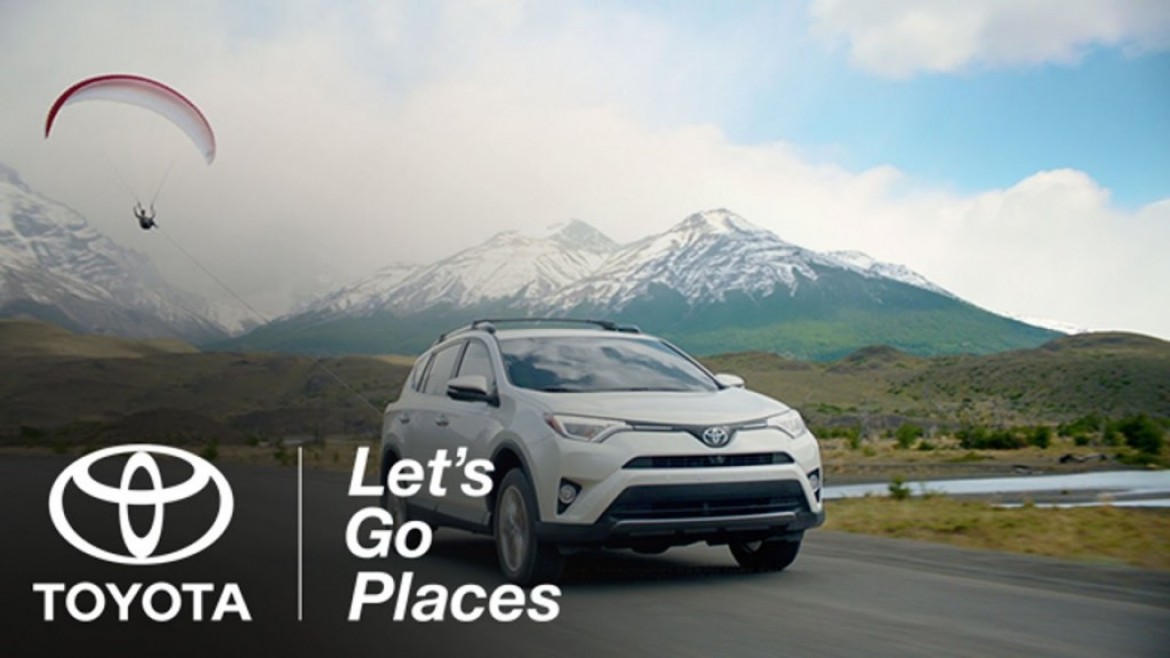 Pub auto : un Toyota RAV 4 tractant un parapente