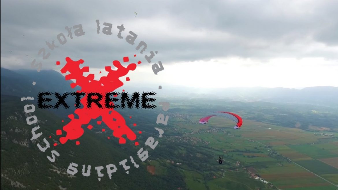 Quand un drone vole autour et au dessus des parapentes