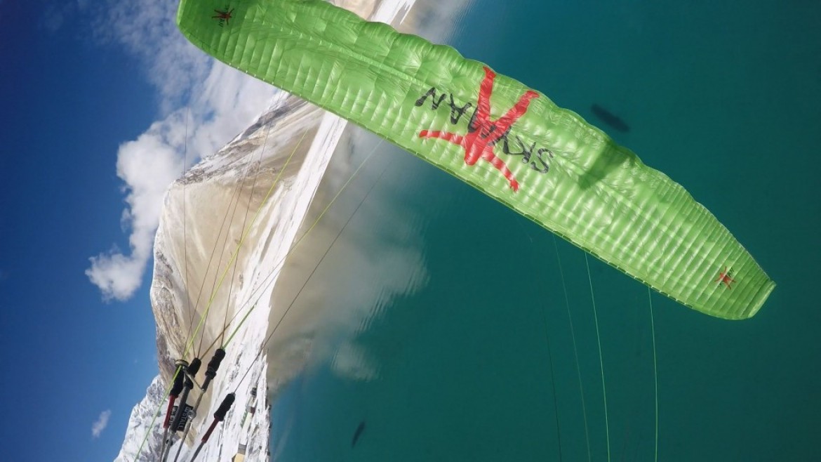 Rando vol au dessus du lac Pangong Tso (Himalaya)