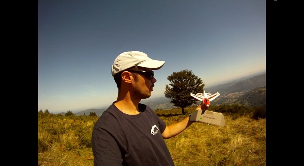 Course poursuite en parapente après un avion en polystyrène